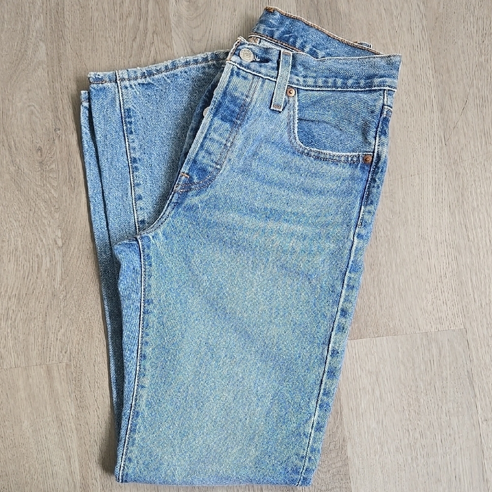Levi's 501 Light Blue Straight Jeans - Picture 9 of 10